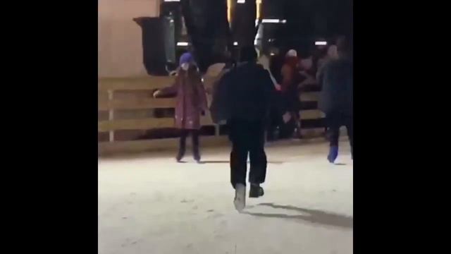 Как подрезают на мариупольском катке ( любительское видео) смотреть онлайн