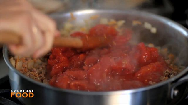 Quick Bolognese Italian Meat Sauce with Fettuccine - Everyday Food with Sarah Carey смотреть онлайн