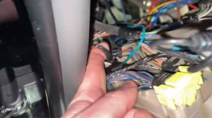 Точки подключения центрального замка Toyota Land Cruiser Prado 120