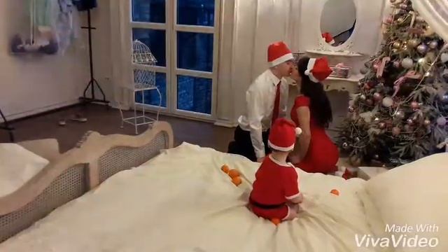 Новогодняя семейная фотосессия в Leonastage смотреть онлайн