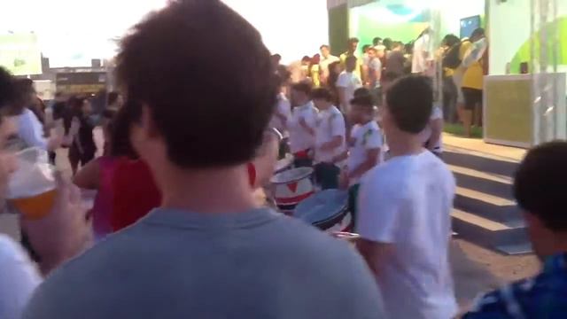 Бразильские барабанщики на Rock in Rio Madrid смотреть онлайн