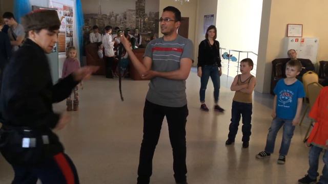 Казак учит студента из Египта пользоваться нагайкой. Тюмень. смотреть онлайн
