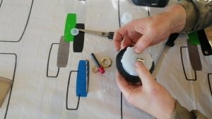 В крышку бензобака снегохода буран врезаем дыхательный КЛАПАН.