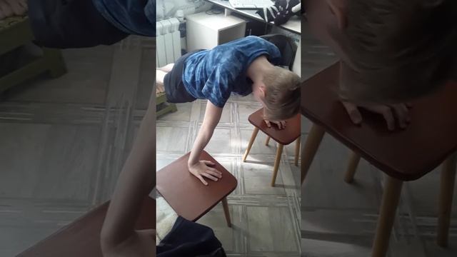 Отжимания на стульях 30 раз смотреть онлайн