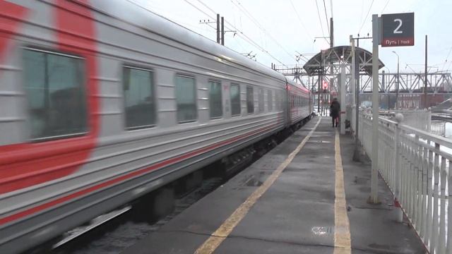 Электровоз ЭП2К-210 с пассажирским поездом+приветливая бригада смотреть онлайн