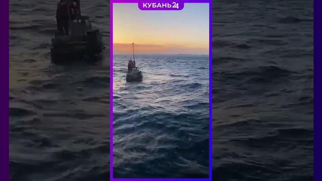 Турист построил плот, назвал его «Беглый раб — 12» и едва не сгинул в море под Туапсе смотреть онлайн