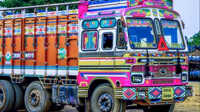 Почему в Индии такие расписные грузовики? Для чего это? смотреть онлайн