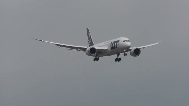 41 minutes of planespotting at Warsaw Chopin Airport (1080p) смотреть онлайн