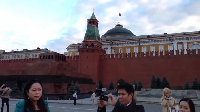 Red Square in flowers. GUM 120 anniversary. Love the Amelie music. смотреть онлайн