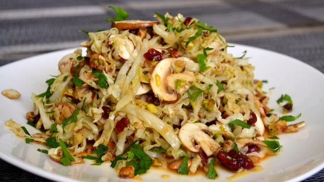 ГРИБНОЙ САЛАТ С КВАШЕНОЙ КАПУСТОЙ.