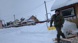 Колка дров с помощью колуна Fiskars