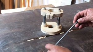 самодельный ручной фрезер из старой дрели и обрезков фанеры