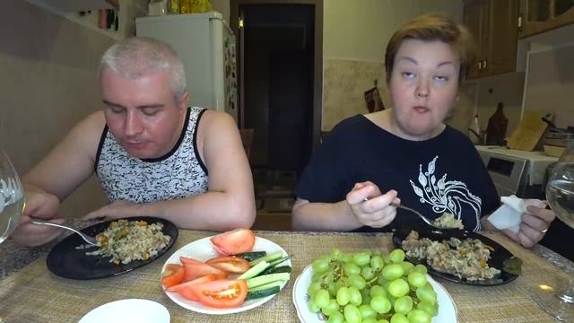 Мукбанг НАСЛАЖДАЕМСЯ ? вкусным ужином ??? Плов, овощи и мартини