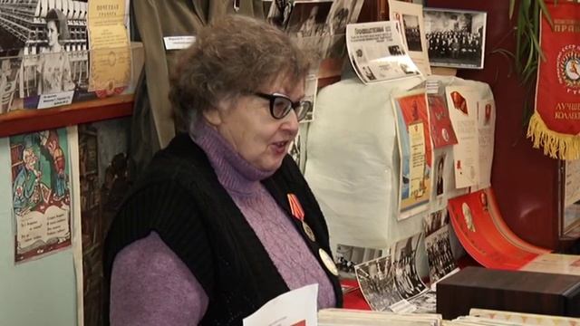 Выставка в библиотеке школы №10, посвящённая 100-летию ВЛКСМ. смотреть онлайн