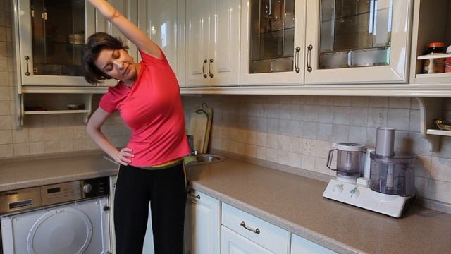 ЗАРЯДКА НА КУХНЕ. ПОКА ЗАВАРИВАЕТСЯ ЧАЙ. смотреть онлайн