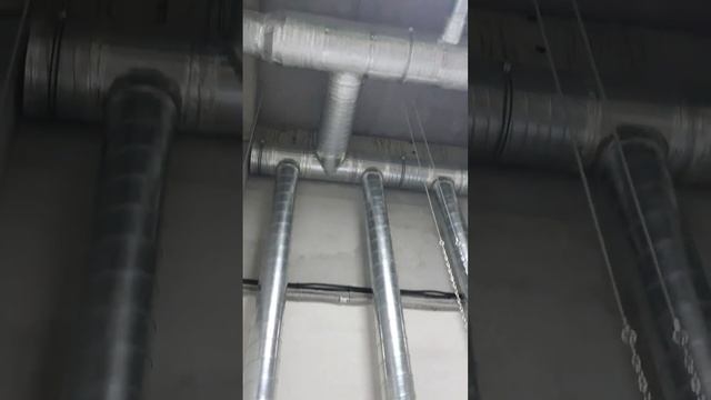 Вытяжная вентиляция на кухне ресторана.Зонт кухонный пристенный. #shorts #вентиляция #кондиционеры смотреть онлайн