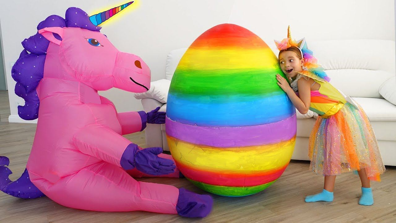 София нашла Огромное Яйцо-Сюрприз с игрушками смотреть онлайн