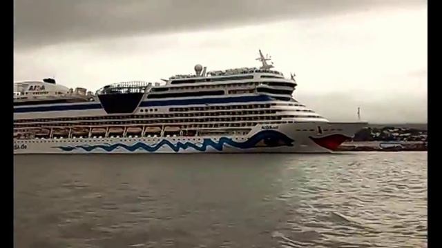 Cruse Ship Mein Schiff 2 casting off in port of Akureyri 2014 смотреть онлайн