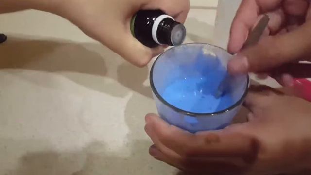 Видео про слайм. ШОК😱😱😱Моя сестра делает слайм. Слайм очень жидкий смотреть онлайн