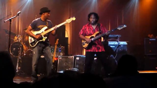 Marcus Miller & Victor Wooten - Amazing Bass Battle смотреть онлайн
