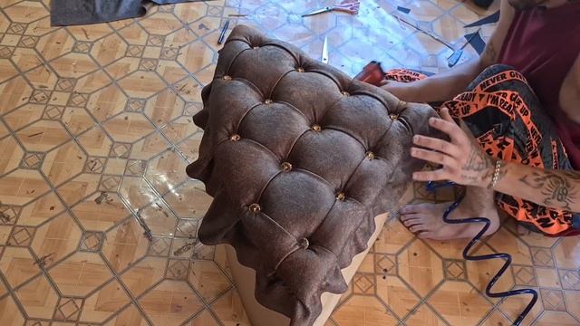 Угловой пуф в каретной стяжке. Как сделать пуф. Полный видеоурок изготовления пуфа. Мастеркласс пуф смотреть онлайн