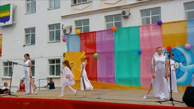 Танцуют Дети в День защиты детей В городе Камбарка !!! смотреть онлайн