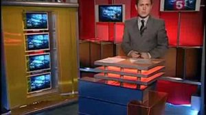 Лёха прилип к стене