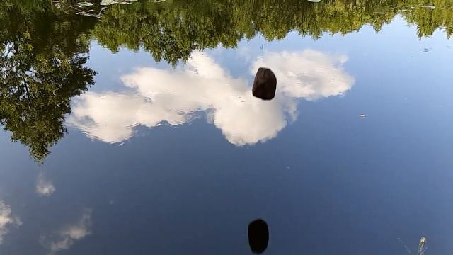 замедление камень в воду