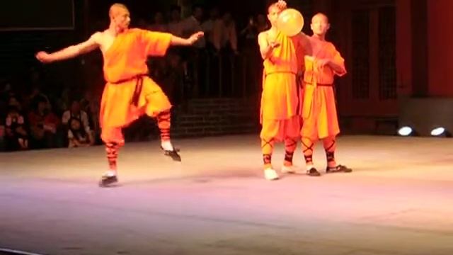 Shaolin monk pierces glass with a needle | Шаолиньский монах пробивает стекло иголкой смотреть онлайн