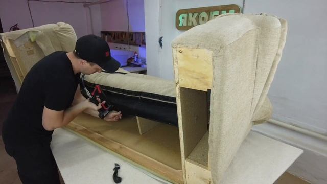 КАК ПОМЕНЯТЬ ОБИВКУ ДИВАНА СВОИМИ РУКАМИ!? / Реставрация мебели /DIY/ Sofa restoration смотреть онлайн