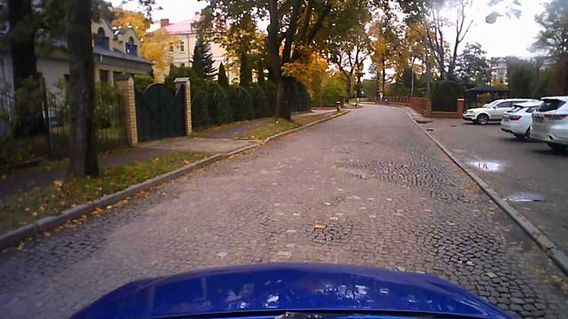 Разворот с передачей заднего хода. Верхнеозёрная улица, парковка ресторана "Причал". Калининград. смотреть онлайн