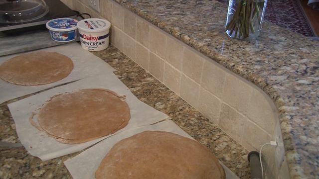 Торт Рыжик или Медовик . Ну очень вкустный . смотреть онлайн