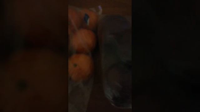 мандарины и яблоки чёрный принц.привез много свежие товары у Лехи в магазин. 15.12.2022 смотреть онлайн