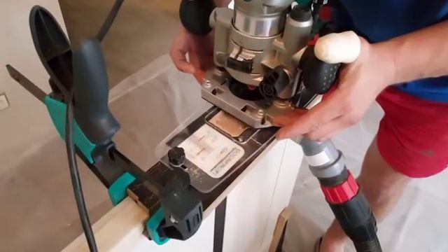 Как выдержать зазор между коробом и полотном с петельной стороны.