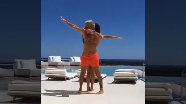 Джанлука Вакки танцует и катается на велосипеде | Gianluca Vacchi dances and ri смотреть онлайн