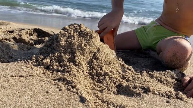 ВЛОГ Тобот, бетономешалка и эвакуатор на море| ЗАКАПЫВАЕМ машинки в песок смотреть онлайн