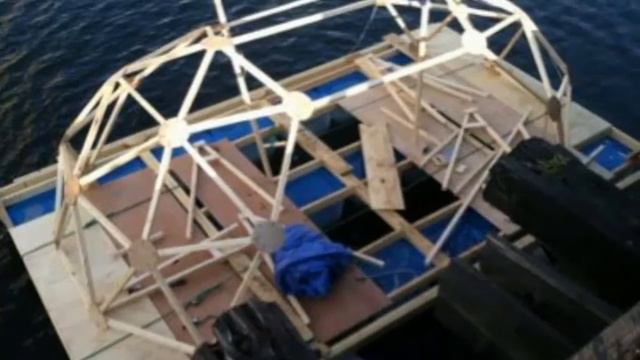 This geodesic houseboat cost less than $2,000 to build смотреть онлайн