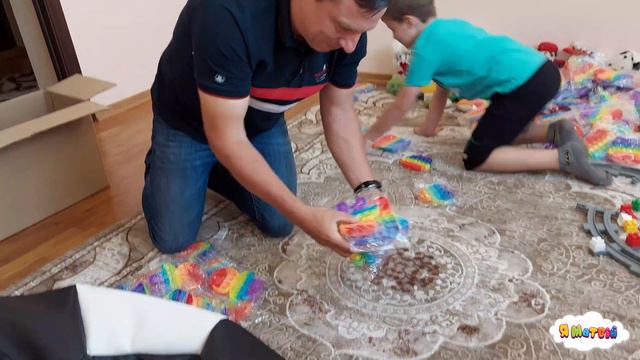 ПОСЫЛКА з POP IT . КТО ОТПРАВИЛ НАМ ? | Who sent us a parcel with pop it ? | Vlog Я Матвій смотреть онлайн