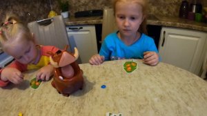 НАКОРМИ ПУМБУ.Съешь Жука?ИГРА Хасбро.FEED PUMBA. Eat a Beetle? Hasbro GAME.