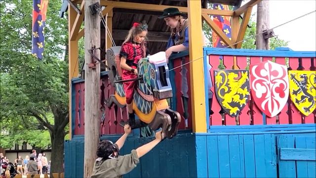 Девочка Рыцарь на Коне на Средневековой Ярмарке ~ Принцесса Каролина смотреть онлайн