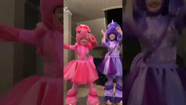 My little pony аниматоры Пони #аниматоры #pony #пони #искорка #пинкипай #pinkiepie #twilightsparkle смотреть онлайн