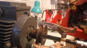 Как снять  непослушный шкив с электродвигателя ?