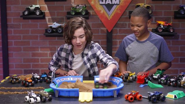 Building a Monster Jam Stunt Arena - Revved Up Recaps смотреть онлайн