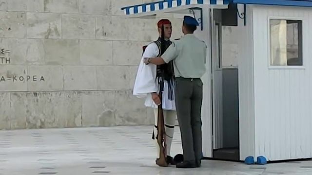 Афины.Синтагма. Парламент.Смена караула гвардейцев.Фрагмент церемонии смотреть онлайн