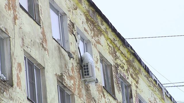Более 5 лет жильцы дома в Череповце борются с последствиями сгнившей кровли смотреть онлайн