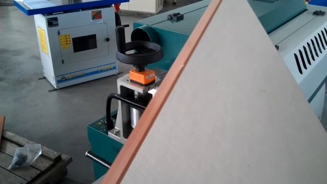 Кромкооблицовочный станок проходного типа Bekker MAX 330 смотреть онлайн