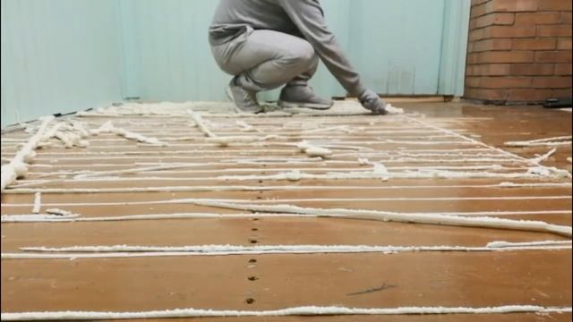 36. Утепление дачного пола. Этап подрезки монтажной пены. смотреть онлайн