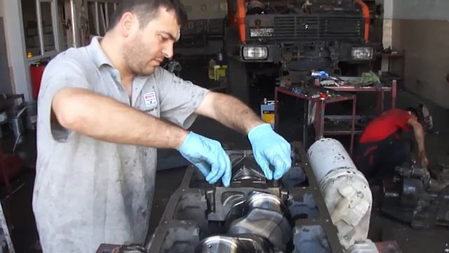 mercedes benz OM 442 A engine crankshaft assembly part 1 смотреть онлайн