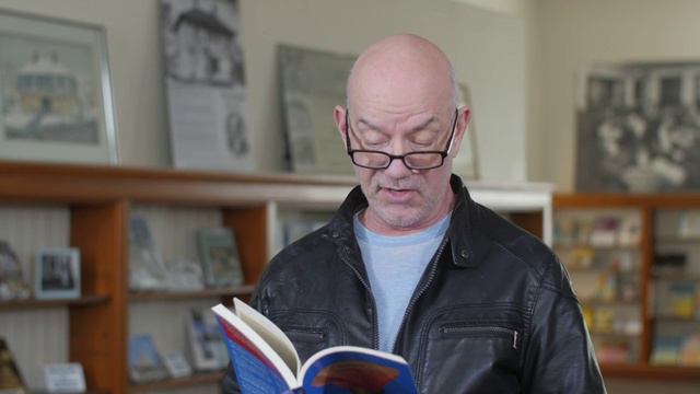 Alan Tilson reads Sonnet 14 from Vern Barnet's "Thanks for Noticing" смотреть онлайн