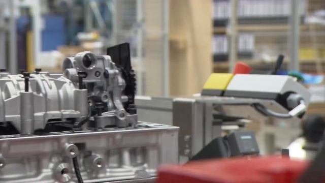 Volvo: Manufacturing footage from Volvo Cars Engine in Skövde, Sweden. смотреть онлайн